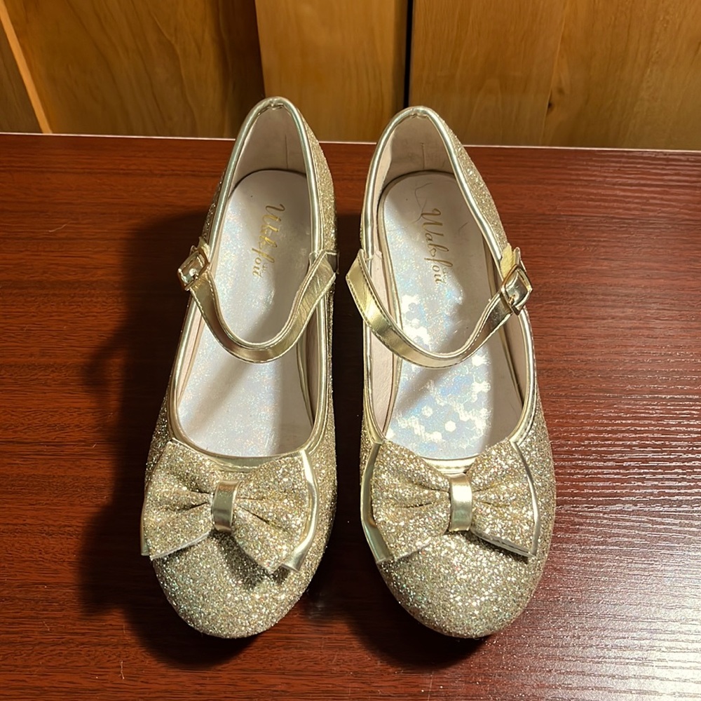 Girls, size 3 sparkle dress shoe.
